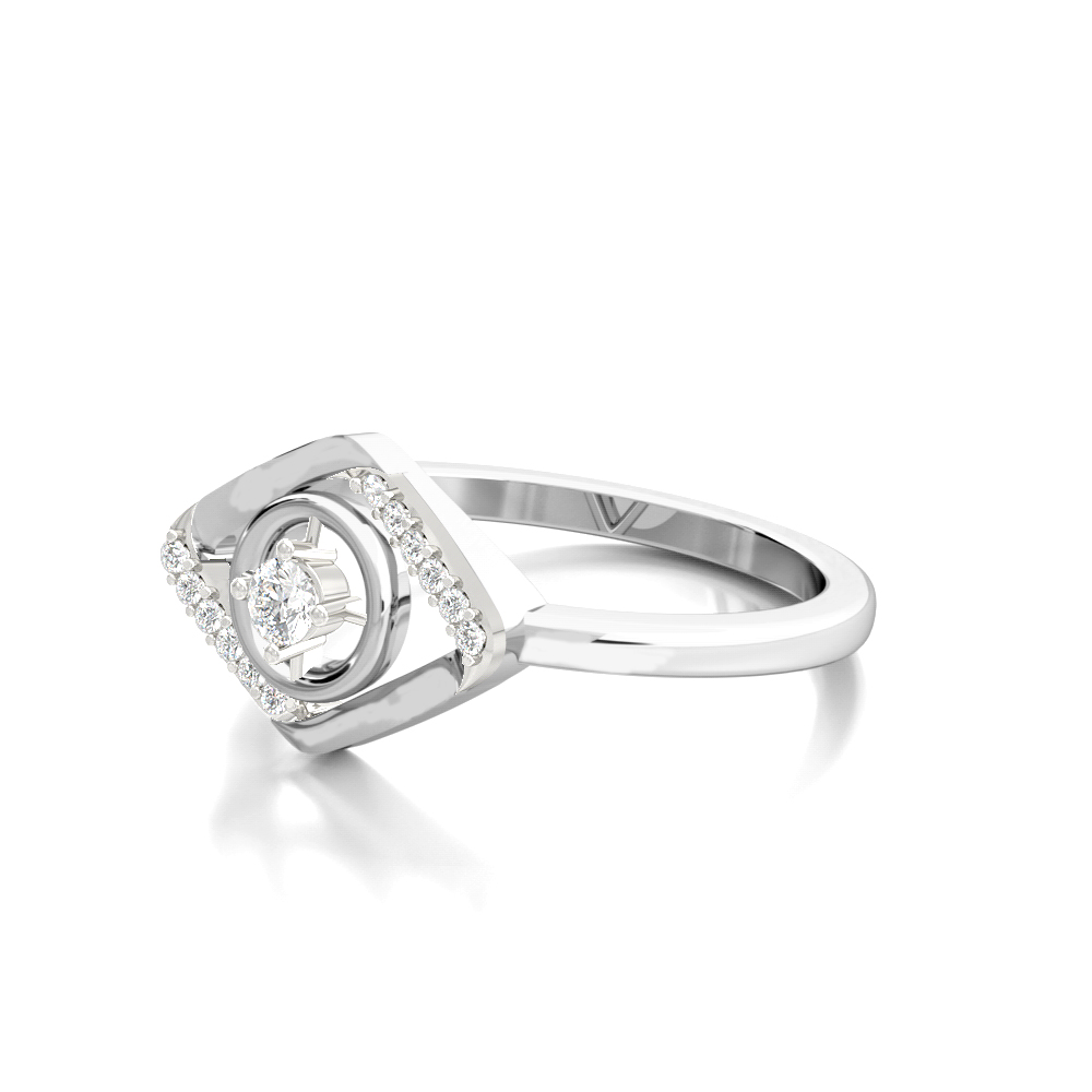 Pretty PlazaCluster Diamond Ring